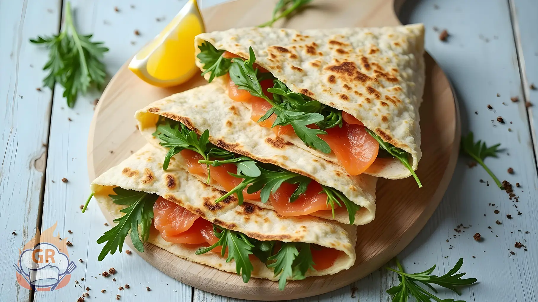 Piadina con salmone sottile italiana affumicato e rucola, tagliata in quattro fette triangolari, su una superficie di legno rustica con spicchi di limone